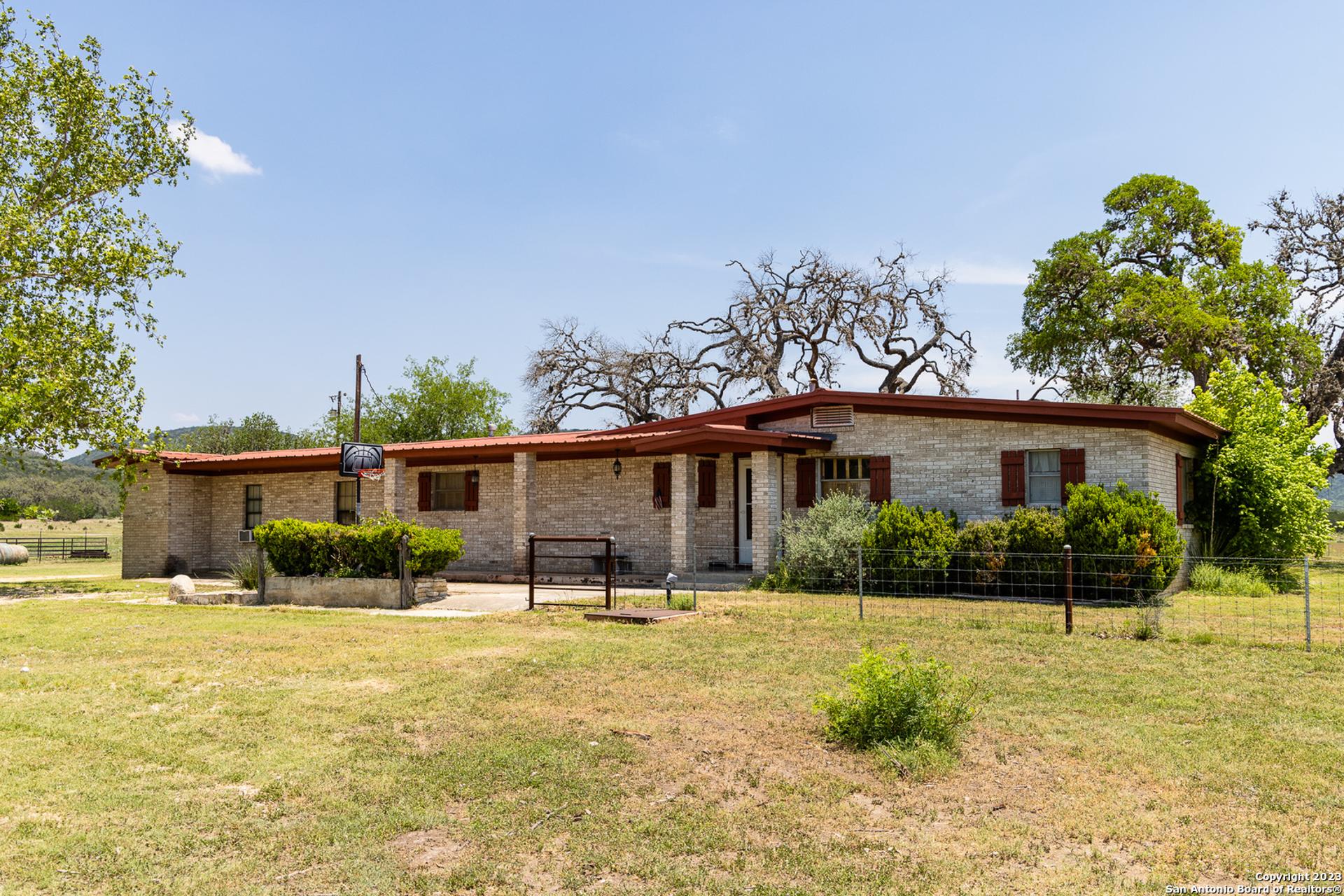 5374 County Road 111, UTOPIA, TX, 78884