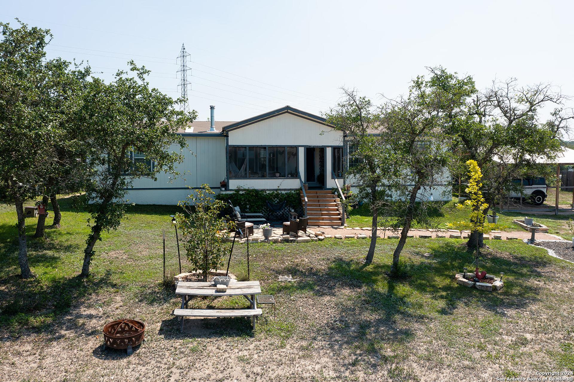 140 Twin Springs Rd N, KERRVILLE, TX, 78028