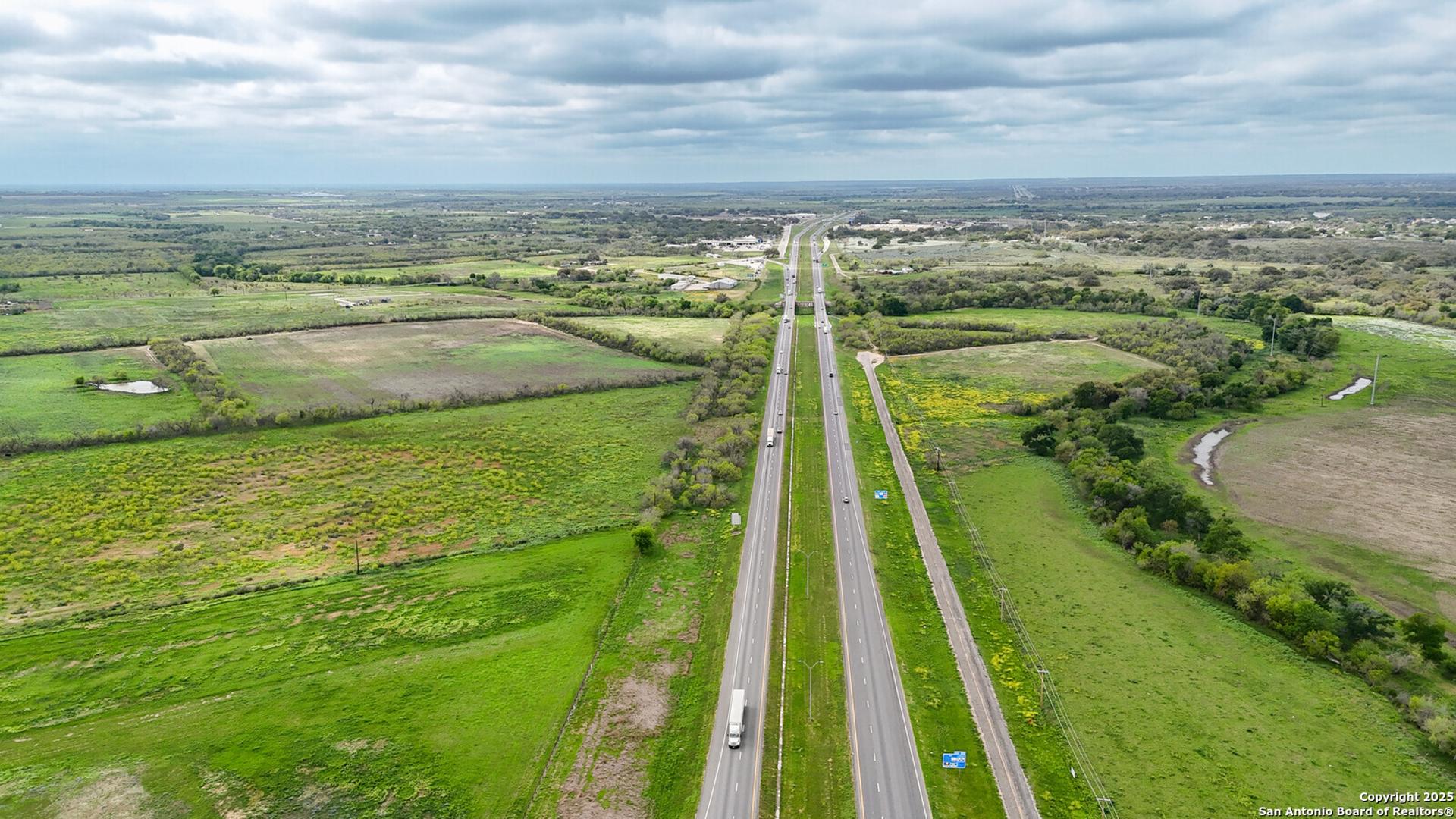 1001 IH 35, DEVINE, TX, 78016