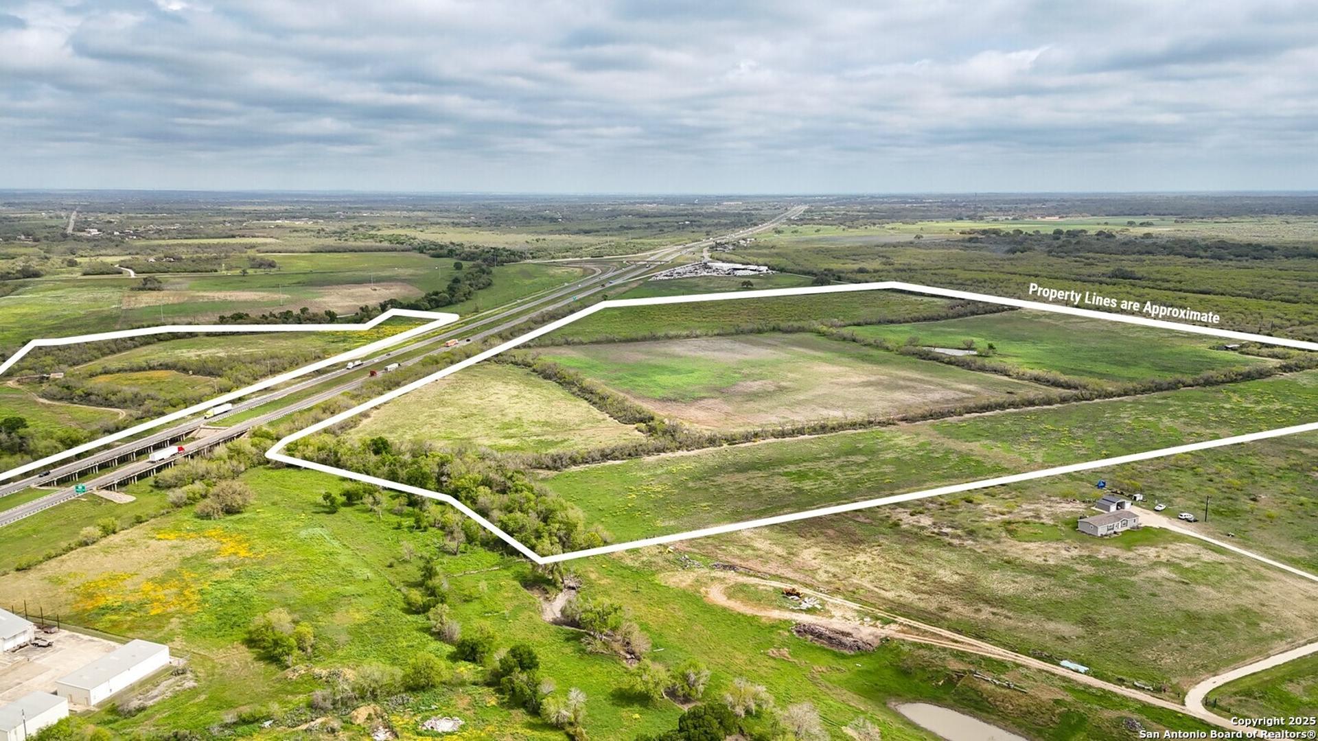 1001 IH 35, DEVINE, TX, 78016