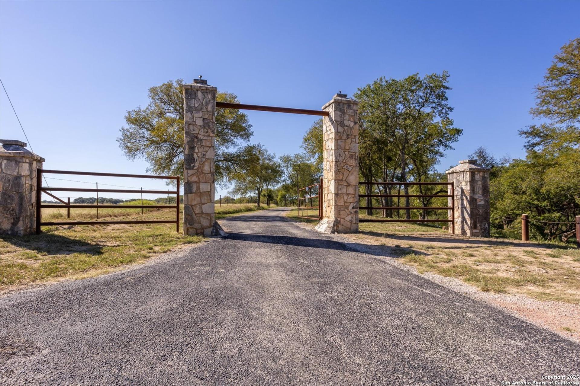 211 Bear Creek, KERRVILLE, TX, 78028