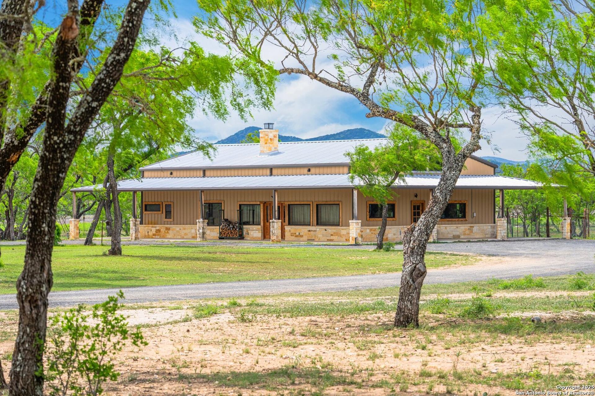 1065 B & R, UTOPIA, TX, 78884