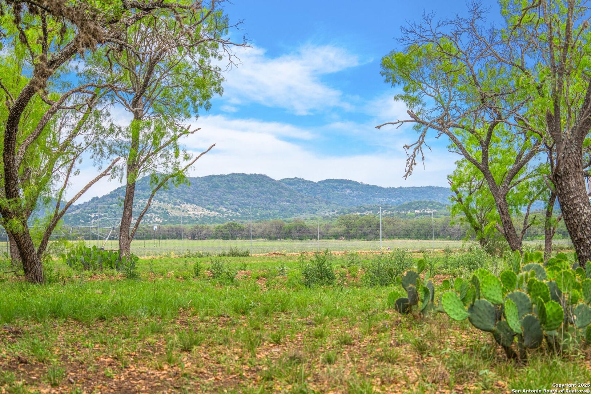 1065 B & R, UTOPIA, TX, 78884