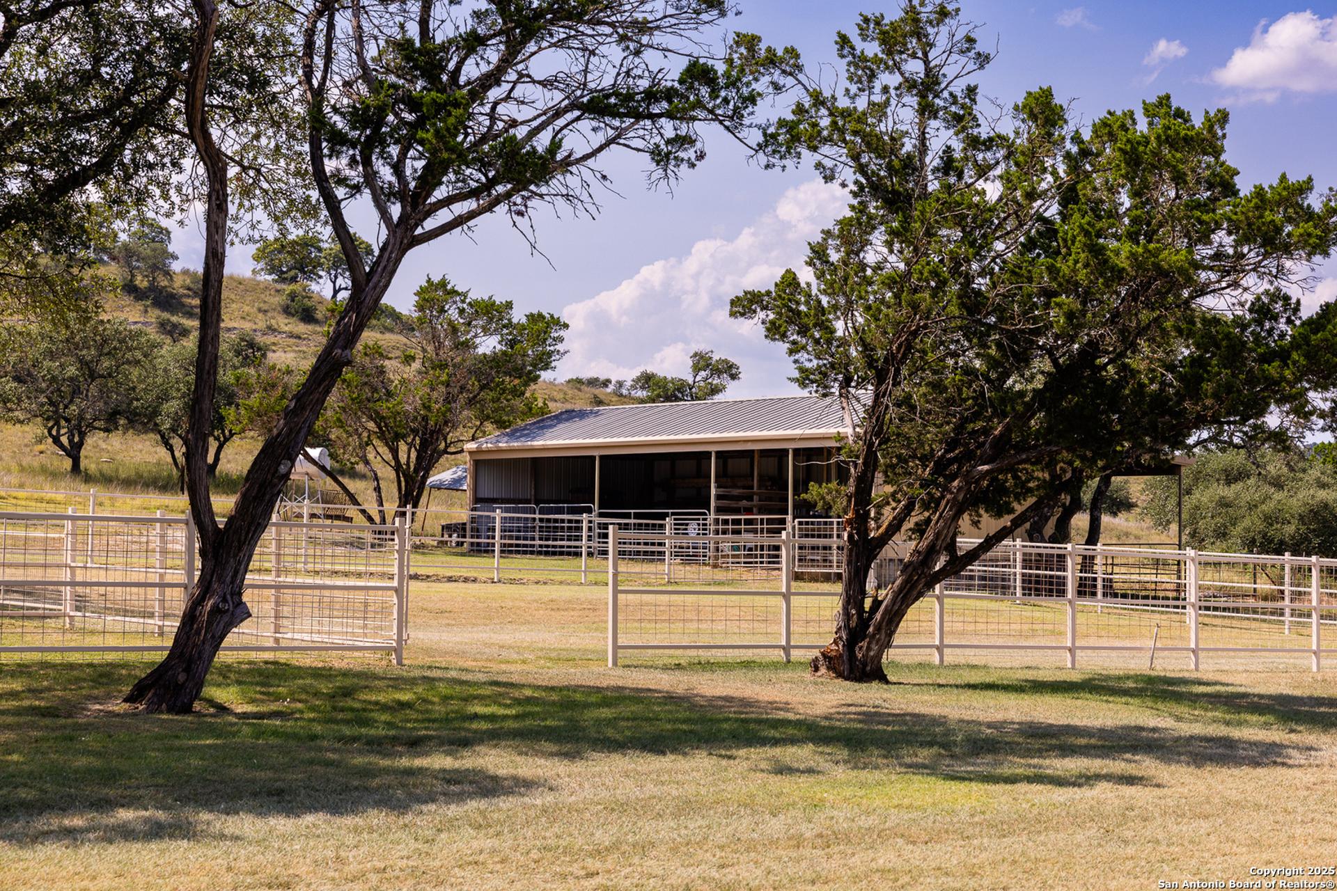 945 elm pass, CENTERPOIN, TX, 78010