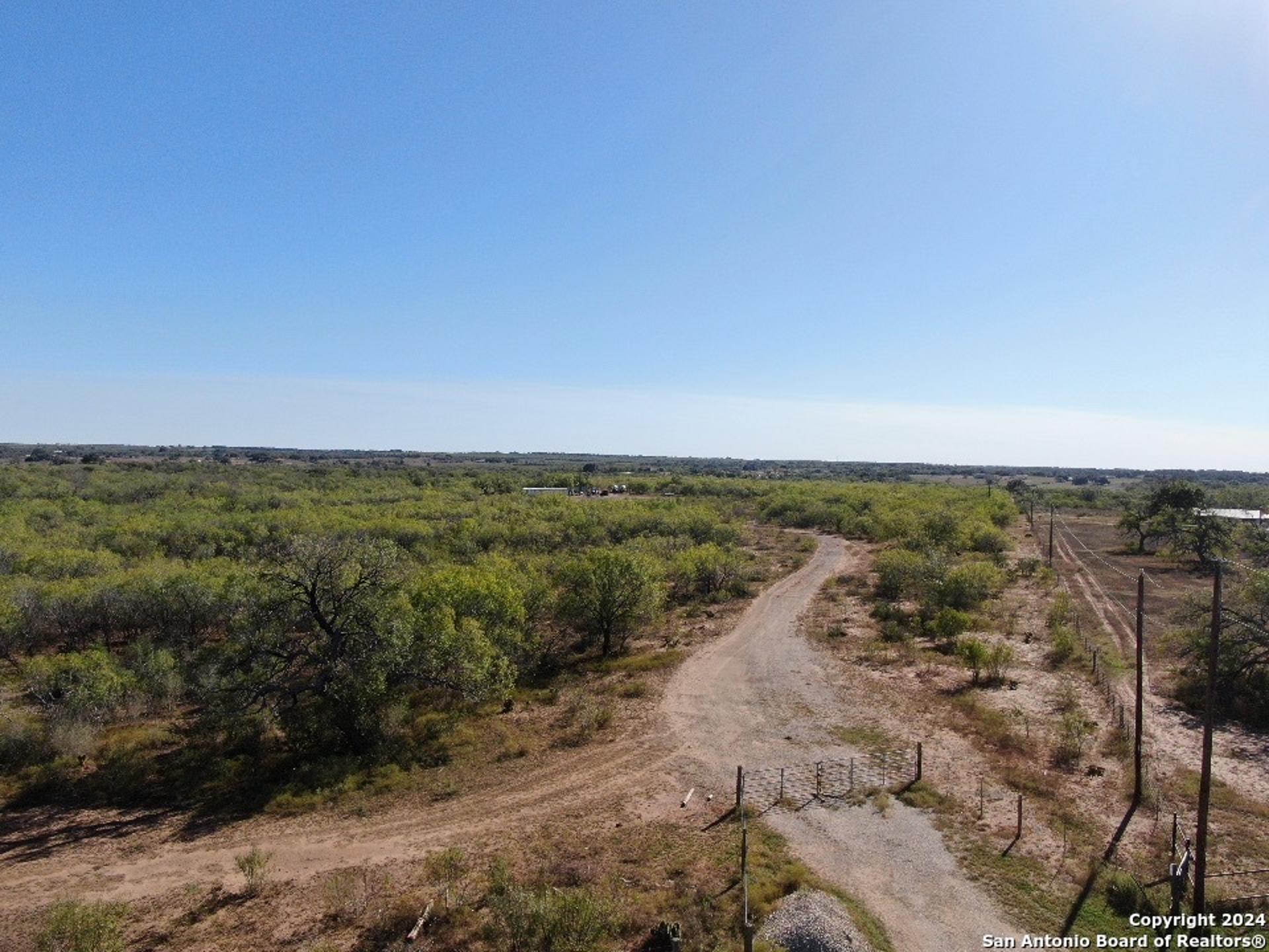 6459 Fm 536, FLORESVILL, TX, 78114