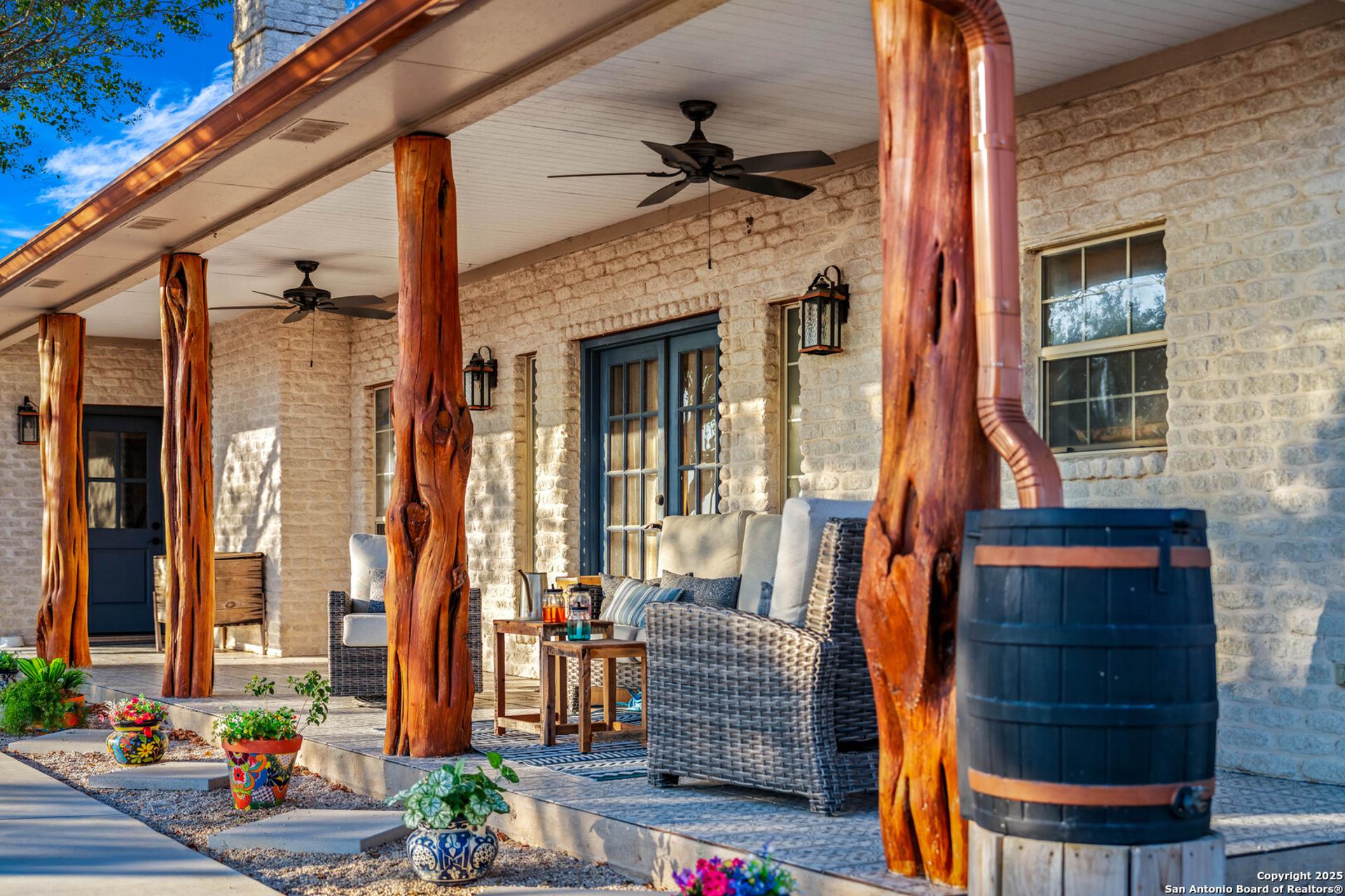 809 County Road 213, MCCOY, TX, 78113
