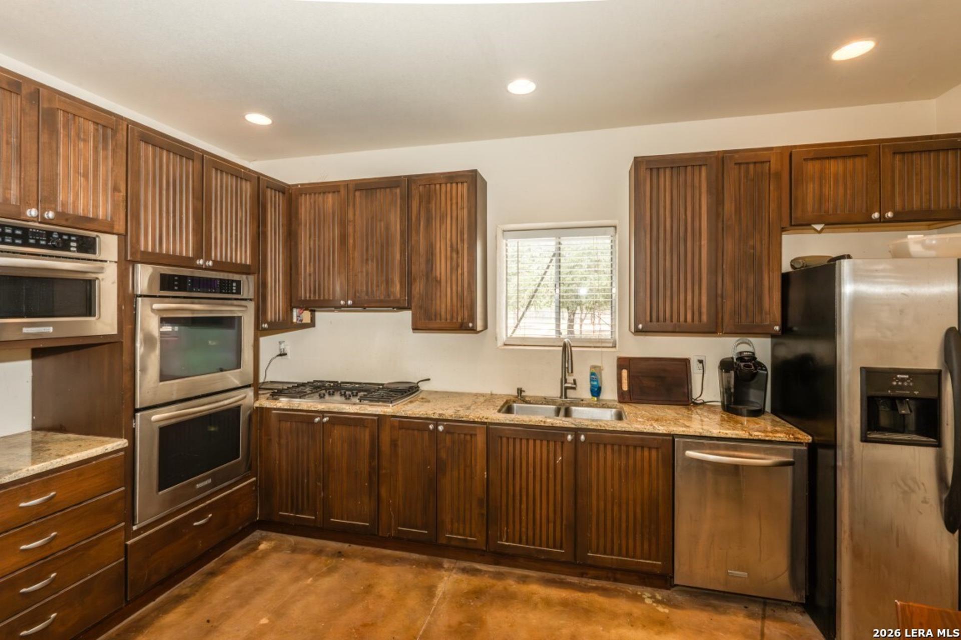 24 Sir David Ln, POTEET, TX, 78065