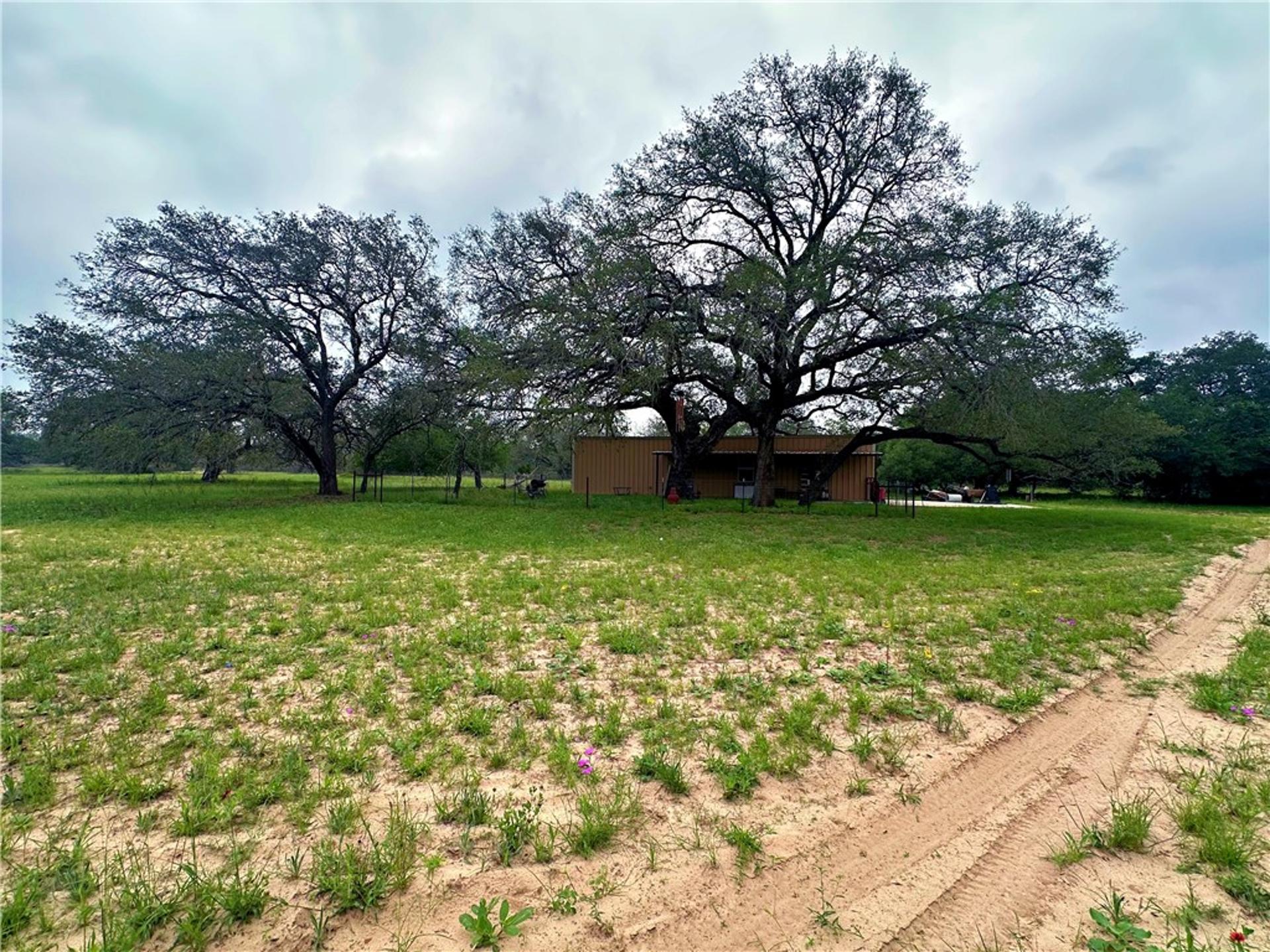 586 Jenschke Ln, Poteet, TX, 78065