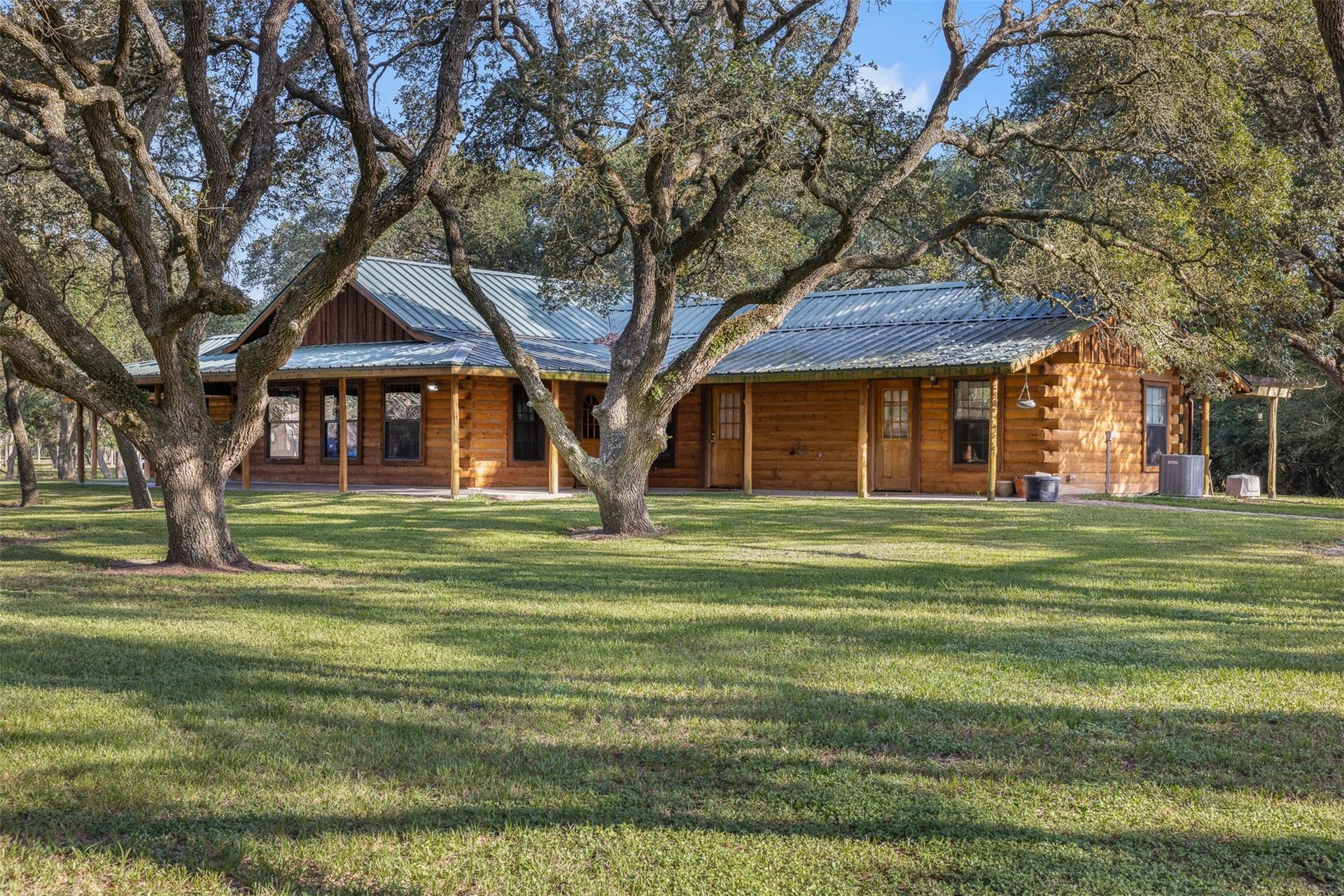1426 CR 2152, Rock Island, TX, 77470