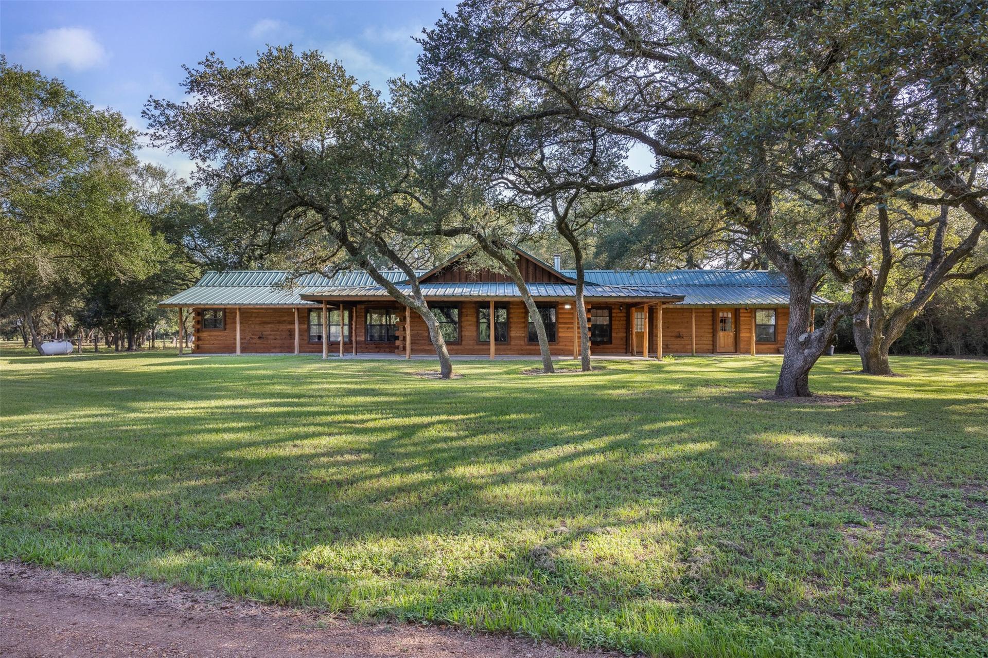 1426 CR 2152, Rock Island, TX, 77470