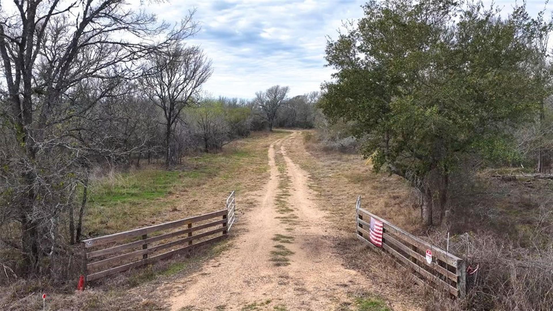 256 Greasy, Smithville, TX, 78957