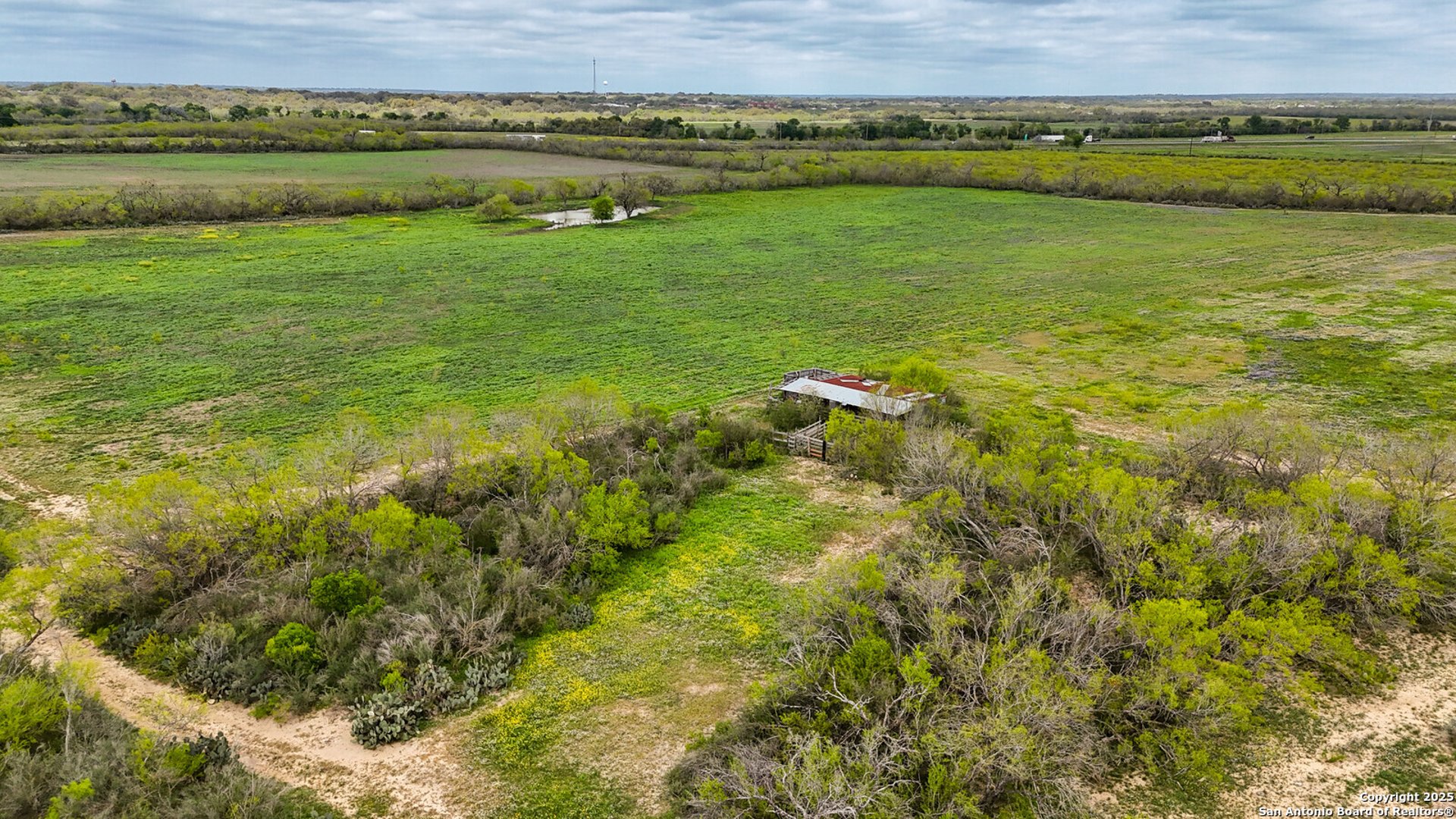 1001 IH 35, DEVINE, TX, 78016